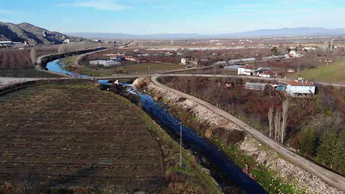 Boğazköy Mahallesi'nde yaşayan 74 yaşındaki Hüseyin Çat, kirliliğin önlenmesini istediğini belirterek, “50 yıldır bu dere böyle akıyor. Fabrika yıkandığı için birkaç ay boyunca böyle akıyor. Şurası pırıl pırıl olsa sevinmez miyim. Türkiye’ye yakışmayan bir durum bu” dedi.<br><br>