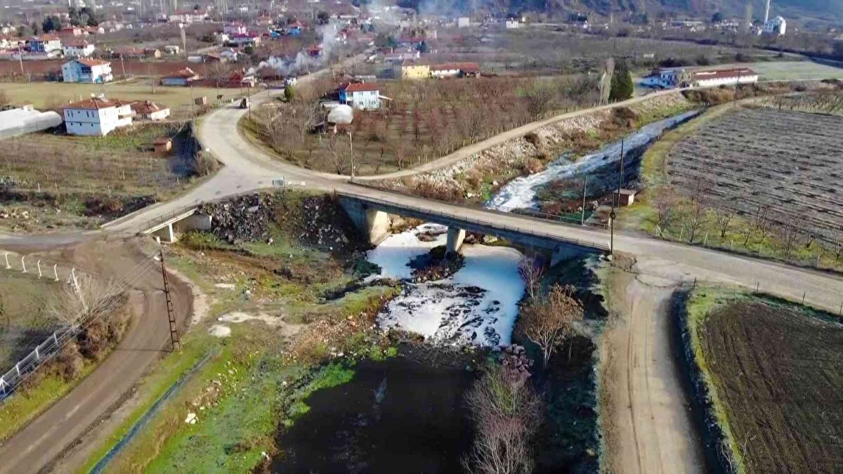 Samsun ve Amasya sınırlarında bulunan, Türkiye'nin tersine akan tek akarsuyu olma özelliğini taşıyan 'Tersakan Çayı' kirlilikten köpürdü.<br>
