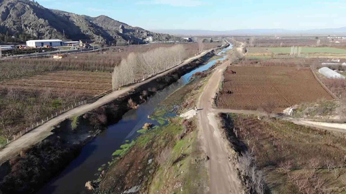 Su yüzeyindeki köpüklenmenin Tersakan Çayı'nın Yeşilırmak ile birleştiği alanda da görüldüğünü aktaran Göllübağları Mahallesi Muhtarı Sezai Çınarcı ise, “Aşırı derecede koku ve köpüklenme oluşuyor. Suluova bölgesindeki fabrika atıklarının, hayvansal atıkların burada birikmesi bunlara bir neden. Onun için Boğazköy mevkisinde bir arıtma tesisi yapılmasını istiyoruz” ifadelerini kullandı.<br><br>