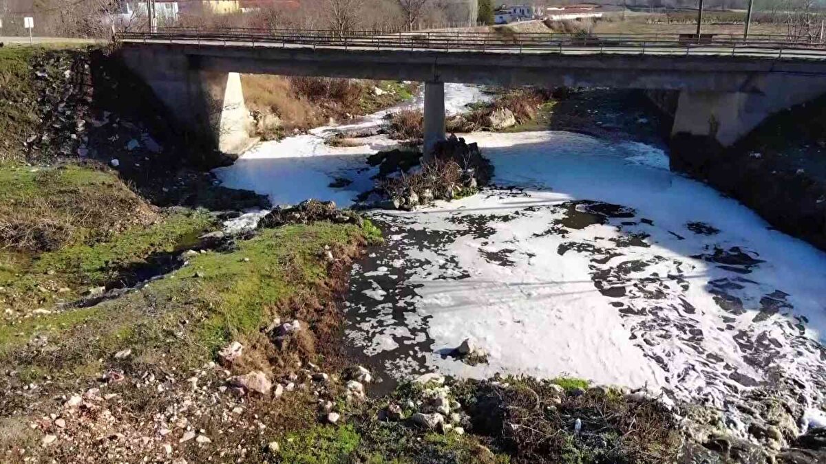 Çayın Boğazköy’den geçen kısmında deterjan dökülmüş gibi köpüren çirkin manzarayı gören vatandaşlar tepki gösterdi. Sudan numune alınarak inceleme yapılacağı bildirildi.<br><br>