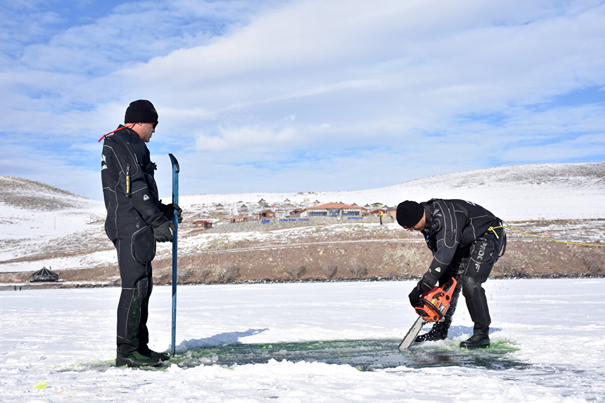 Çıldır Gölü'nün adeta cam görünümü andıran buzlu yüzeyine çıkan dalgıçlar açtıkları pankartla Sarıkamış şehitleri anısına saygı duruşunda bulundu.<br><br>