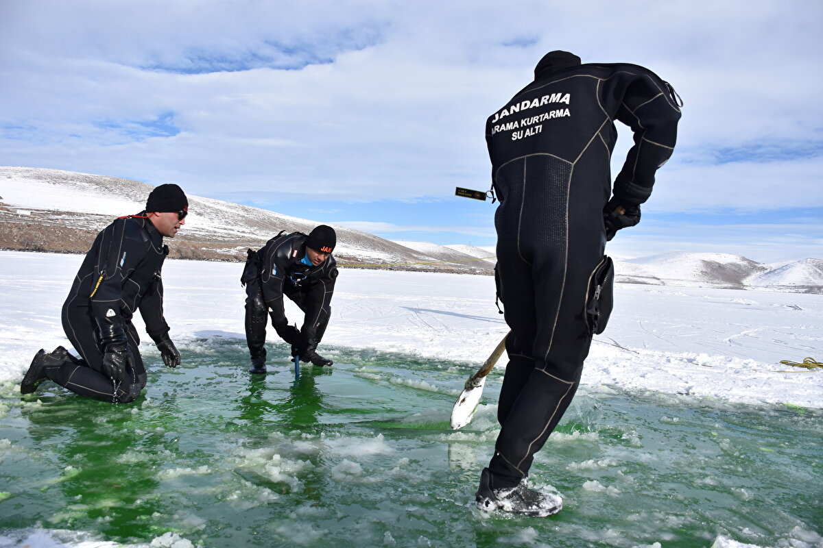 Hızarlar yardımıyla gölün yüzeyindeki buzları, üçgen galeri metoduyla kesen timler, ikişerli dalış eşleriyle bir giriş ve bir çıkış deliği arasında hat metoduyla sırayla dalış gerçekleştirdiler.<br><br>