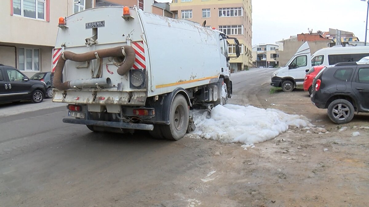 Metro inşaatı firmasına bağlı temizlik aracı köpük çıkan rögar kapağının bulunduğu yere gelerek temizlik yaptı.<br>