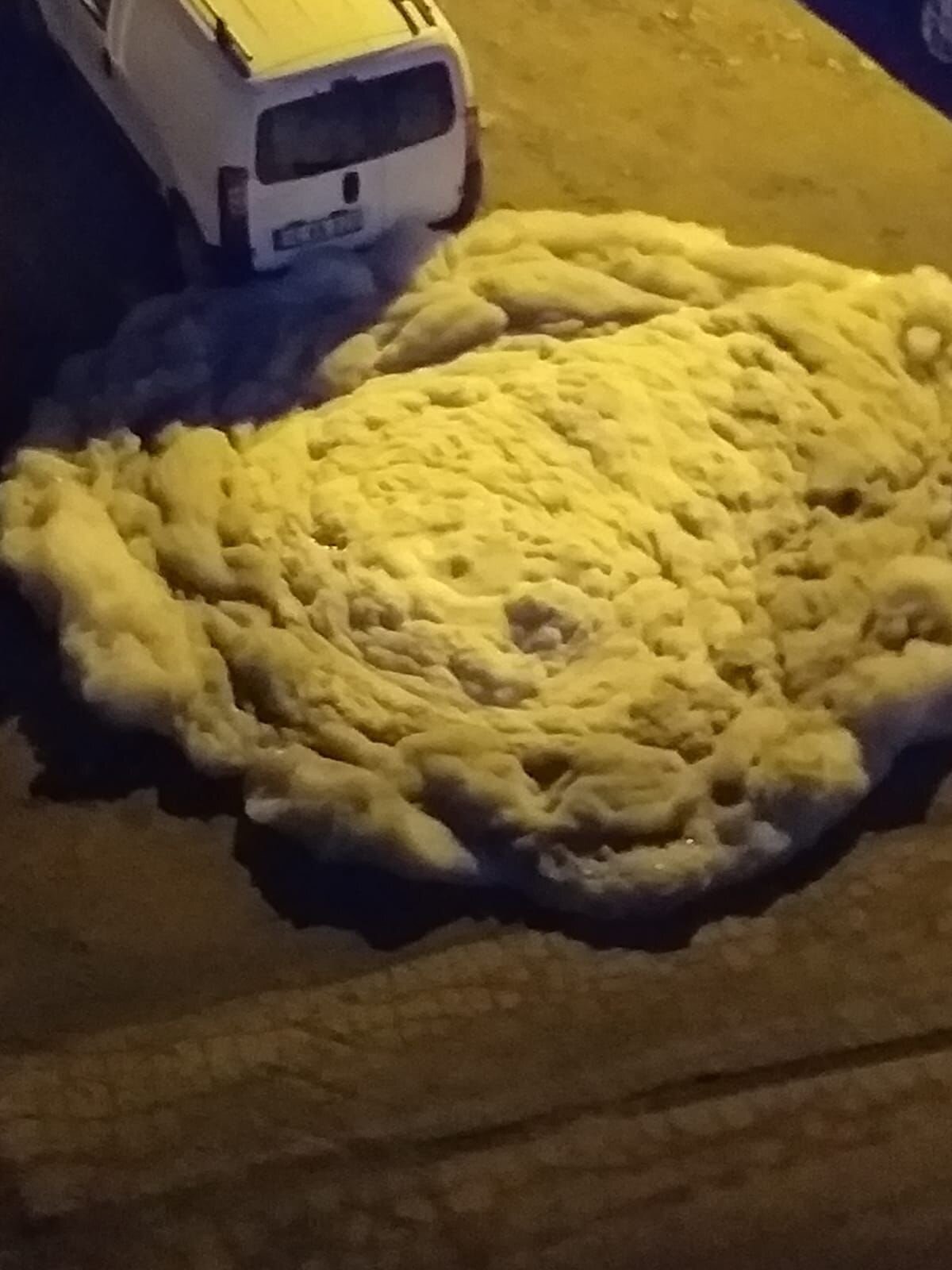 İstanbul Pendik'te metro inşaatının yakınında bulunan rögarlardan sızan köpük, mahalle sakinlerini tedirgin etti.<br><br>