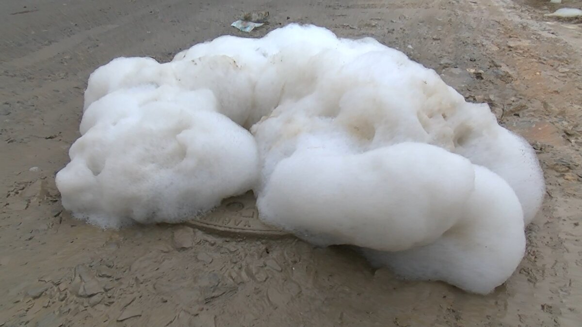 Sabah saatlerinde köpüğün, çoğalıp caddeye taşması üzerine mahalle sakinleri yetkililere ihbarda bulundu.<br><br>