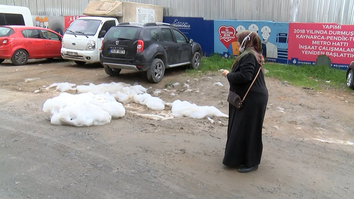 Metro inşaatı gece vardiya mühendisi Tekin Demirel, "Şantiyede hafriyat kamyonlarının yıkamasını yapıyoruz sıvı sabunla. Sıvı sabununun bidonu delinmiş. Bidon delindikten sonra suyla karışıp böyle bir köpürme yapmış. Herhangi bir kimyasal bir durum söz konusu değil. Normal elimizde yıkadığımız sıvı sabun" şeklinde konuştu.<br><br>
