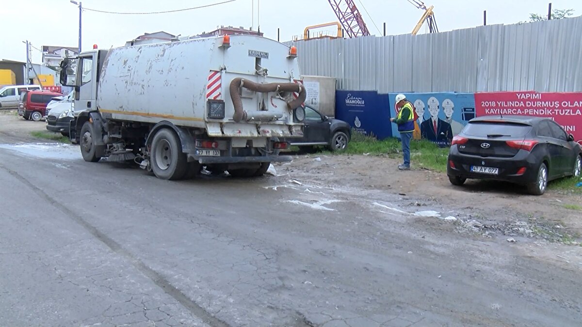 Sabah saatlerinden evinden dışarı çıkıp köpükleri gören bir mahalle sakini, "Köpüğe benziyor ama ne olduğunu bilmiyorum. Yeni gördüm. Kaynıyor. Kimyasal olabilir. Çocuklar içinde tehlike teşkil ediyor. Herhangi bir kokusu yok. Sürekli çoğalıyor" dedi.<br>