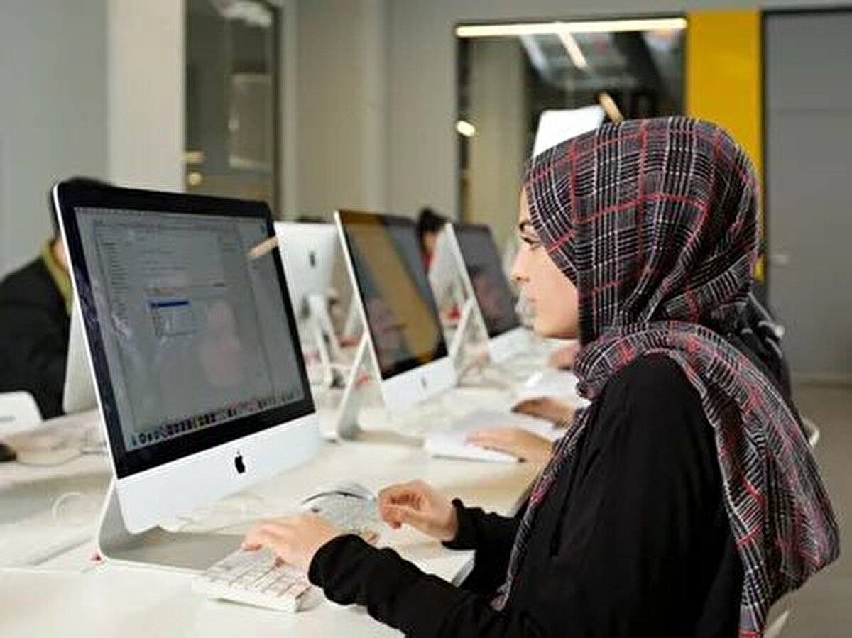 Milli Saraylar İdaresi 20 uzman yardımcısı alacak<br><br>Milli Savunma Bakanlığı ise 93 memur (avukat, mühendis, teknisyen, aşçı, garson, berber, şoför, hizmetli, terzi, grafiker vesaire) alacak. 30 Aralık 2021'de başlayan başvurular, 31 Ocak 2022'de sona erecek. Adaylar başvurularını, https://personeltemin.msb.gov.... adresi üzerinden yapabilecek.