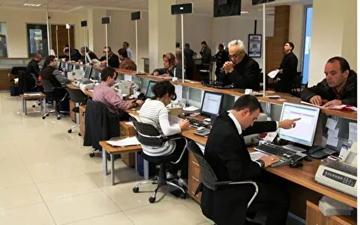 Adaylar, başvurularını stajyer kontrolörlük için 5-14 Ocak, teknisyen, gemi adamı ve idari memurluk için 17-31 Ocak, psikolog, veteriner ve mühendislik için 3-17 Ocak 2022'de e-Devlet üzerinden Adalet Bakanlığı-Kariyer Kapısı (https://isealimkariyerkapisi.cbiko.gov.tr) adresi üzerinden yapabilecek.