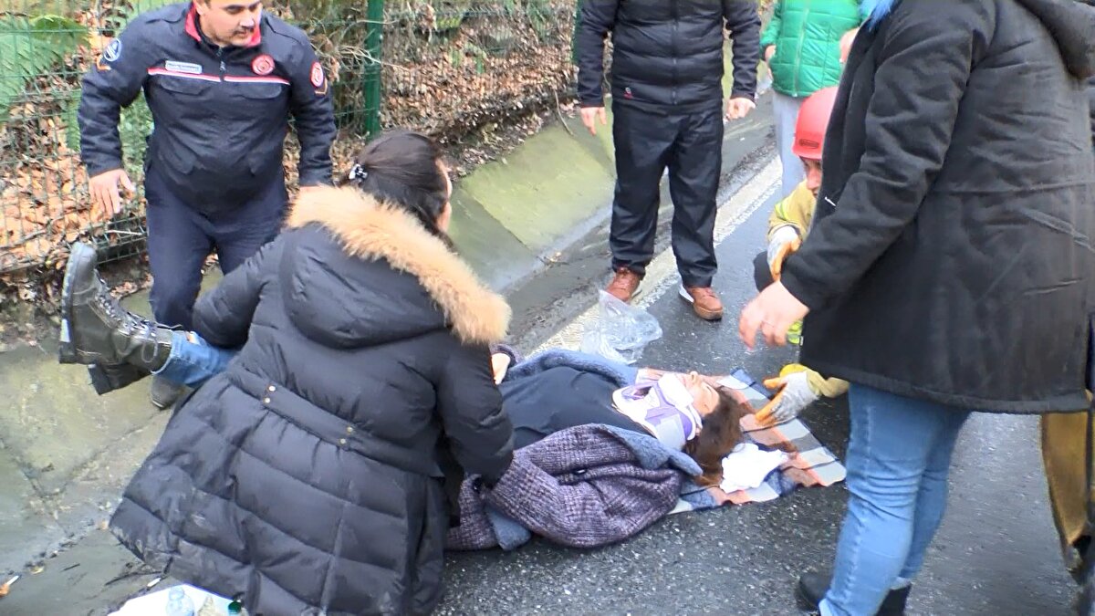 Kaza saat 12.00 sıralarında Sarıyer Bahçeköy Yolu'nda meydana geldi. İddiaya göre Hasan Cezveci'nin kullandığı taksi, yağmur nedeniyle kayganlaşan yolda viraja hızla girince karşı yönden gelen Mehmet İnce'nin kullandığı İETT otobüsü ile kafa kafaya çarpıştı.<br><br>