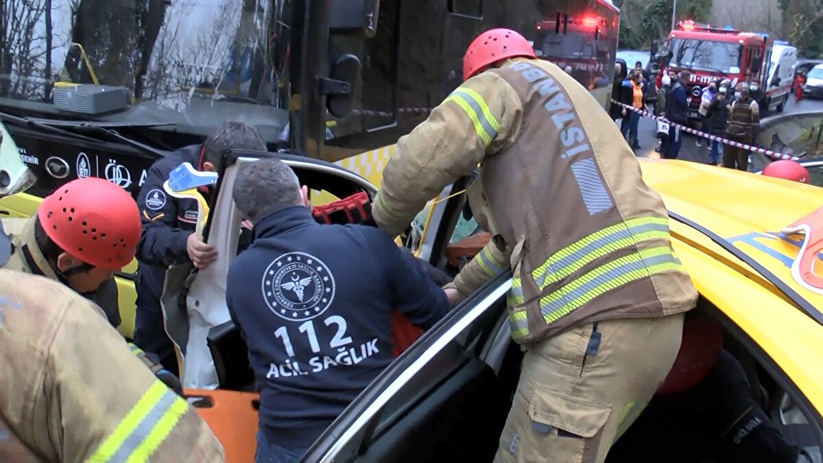 Kaza nedeniyle Sarıyer Bahçeköy Yolu tamamen trafiğe kapandı. Kazaya karışan araçlar kaldırıldıktan sonra trafik tekrar normale döndü.<br><br>