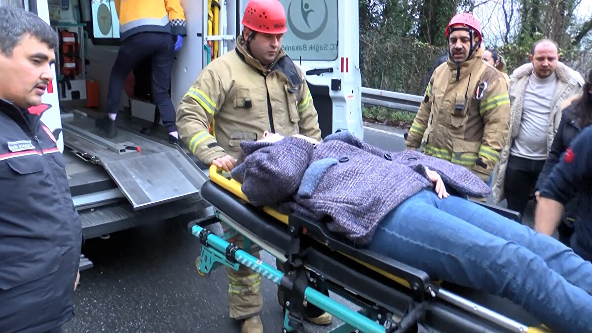 İETT otobüsü şoförü Mehmet İnce kazayı şu sözlerle anlattı:<br><br>"Ben normal kendi yolumda giderken, hızlı bir şekilde geliyordu, direksiyon hakimiyetini kaybetti herhalde geldi arabanın altına girdi. Allah'tan ben de durdum yoksa daha da kötü olabilirdi.''