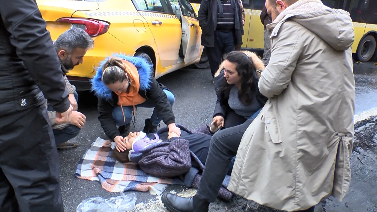 Çarpışma sonucu hurdaya dönen takside bulunan yolcu Birgen Uşaklı ile taksi şoförü Hasan Cezveci yaralandı.<br><br>