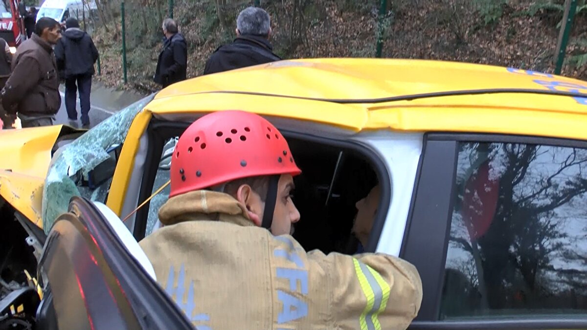 Bu sırada taksi içinde sıkışan Cezveci ise olay yerine gelen itfaiye ekipleri tarafından sıkıştığı yerden kurtarıldı.<br><br>