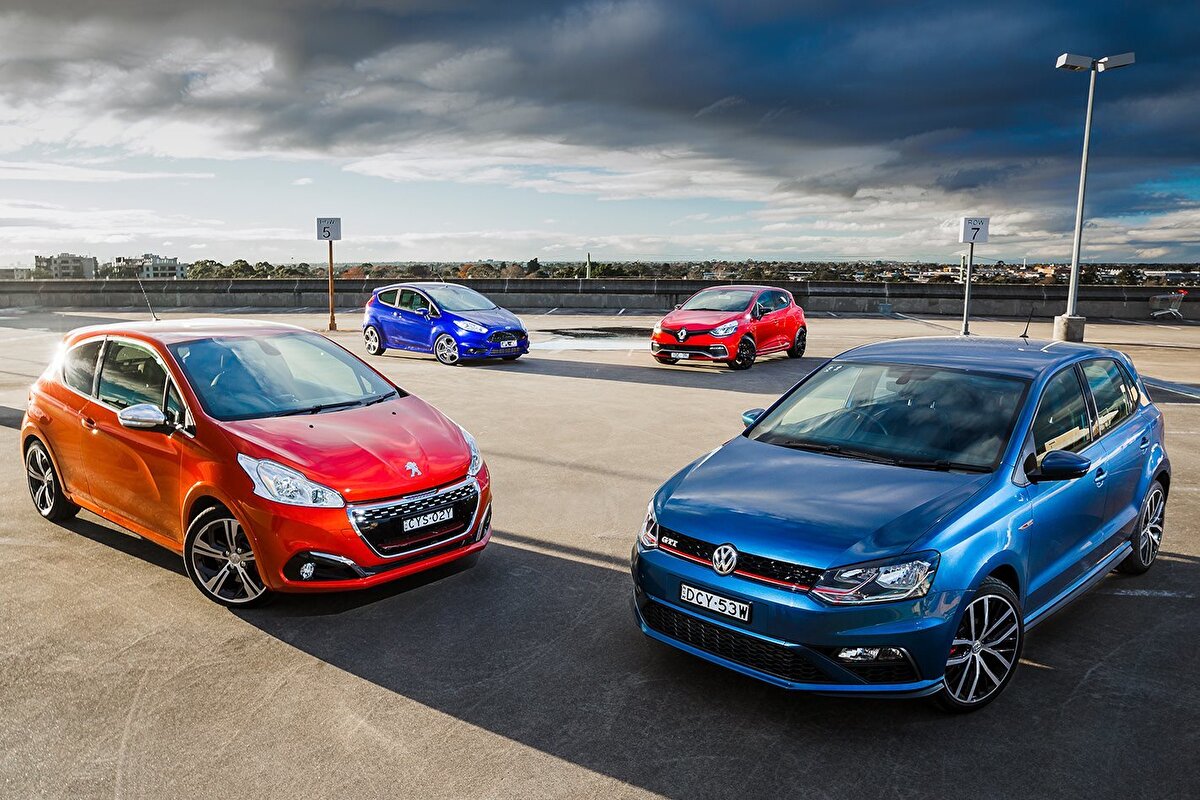 Dizel otomobillerin payı yüzde 19,7'ye geriledi<br><br>Geçen yıl yüzde 39,5 olan dizel otomobillerin satışlardan aldığı pay, 2021'de yüzde 19,7'ye geriledi.<br><br>Söz konusu dönemde benzinli otomobillerin payı yüzde 52,1'den yüzde 66,5'e ve oto gazlı otomobillerin payı yüzde 4,4'ten 4,5'e yükseldi.<br><br>Elektrikli otomobillerin toplam satışlardaki payı yüzde 0,1'den yüzde 0,5'e ve hibrit otomobillerin payı da yüzde 4'ten yüzde 8,8'e çıktı.<br><br>Veriler, satışlardaki artış trendinin sürmesine karşın dünyada da henüz yaygınlaşmakta olan elektrikli ve hibrit otomobillerin Türkiye otomobil pazarından aldığı payın henüz düşük seviyelerde olduğuna işaret etti. "Yeşil otomobillerin" pazardan aldığı payın, ilerleyen dönemlerde dünyadaki gelişmelerle birlikte daha yüksek seviyelere ulaşması bekleniyor.