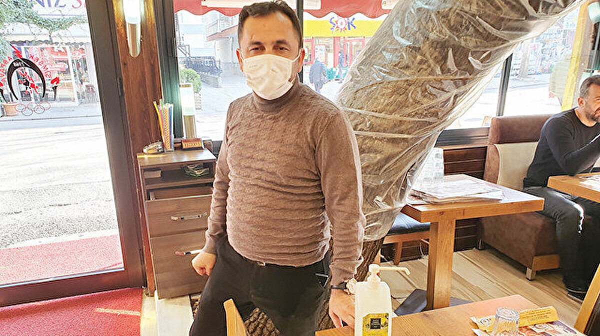 Omicron varyantı ile Kovid-19 vakalarında yaşanan patlama sonrasında esnaf yeniden kapanma endişesi yaşamaya başladı. Yeniden kapanma yaşamak istemeyen esnaf, tedbirlerini katlayarak bu zorlu dönemi atlatmayı hedefliyor. “Kapanmak istemiyoruz” diyen esnaf, vatandaşa da hatırlatma dozunu yaptırması çağrısında bulunuyor.