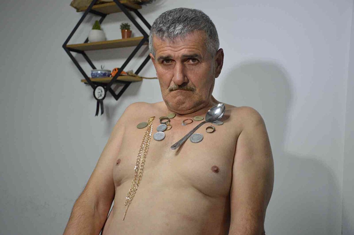Vücuduna koyduğu farklı materyalleri mıknatıs gibi çekmeye başlayan Demirci, vatandaşların da dikkatlerini üzerine çekiyor.