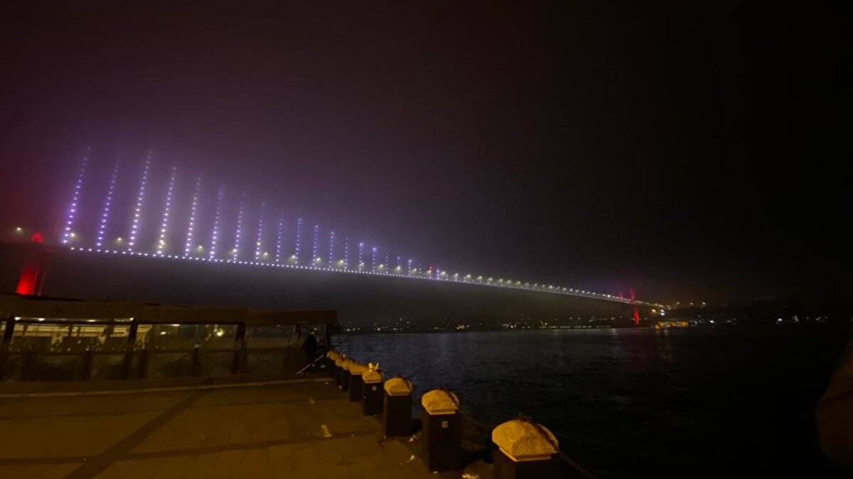 Sisin etkisiyle TEM Otoyolu'nda görüş mesafesi düşerken sürücüler zor anlar yaşadı.