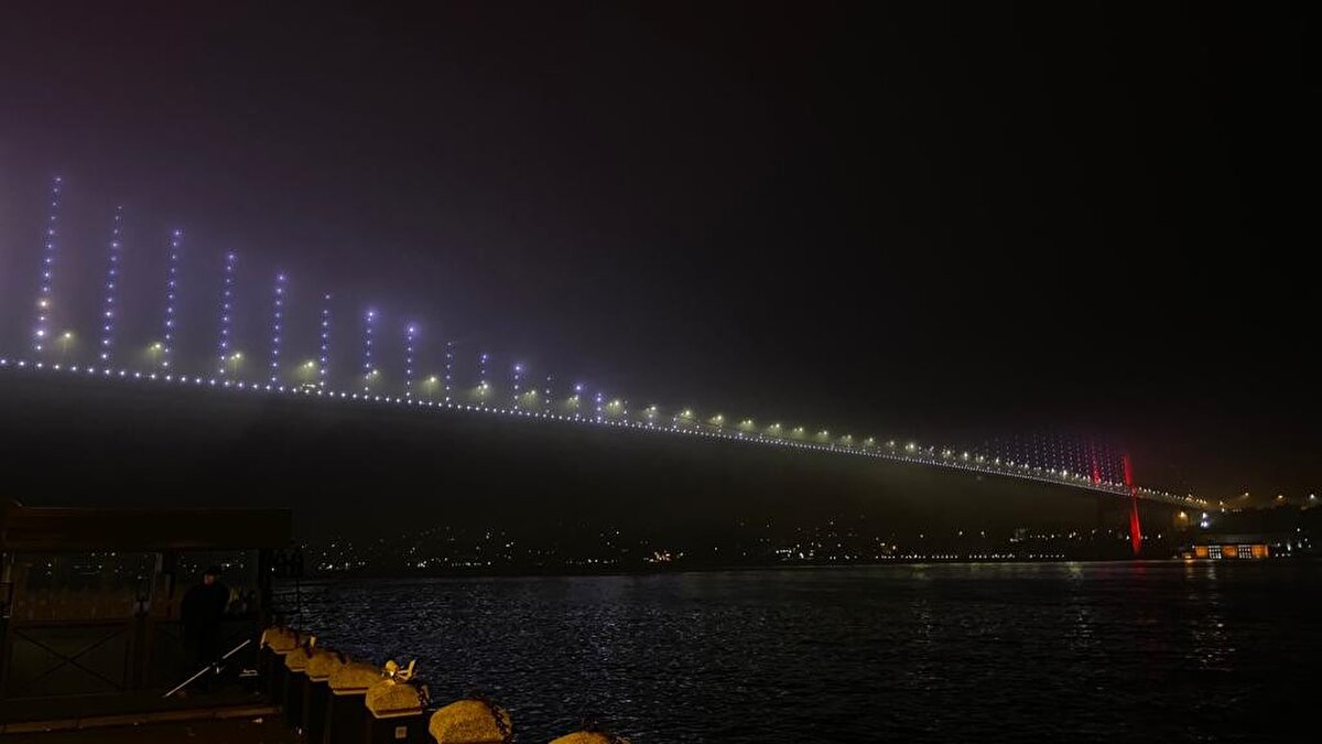 İstanbul'da gece boyunca devam eden yoğun sis sabah saatlerinde de etkili olmaya devam etti.