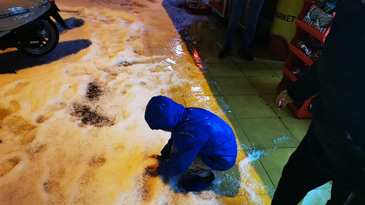 Kara hasret kalan Marmarisliler, kar yerine dolu ile oynamayı ihmal etmedi. Bazı vatandaşlar kar topu niyetine dolu topu oynarken, bazı vatandaşlar ise yollarda biriken dolu tabakasının üzerine yatıp beyaz örtünün keyfini çıkardı.