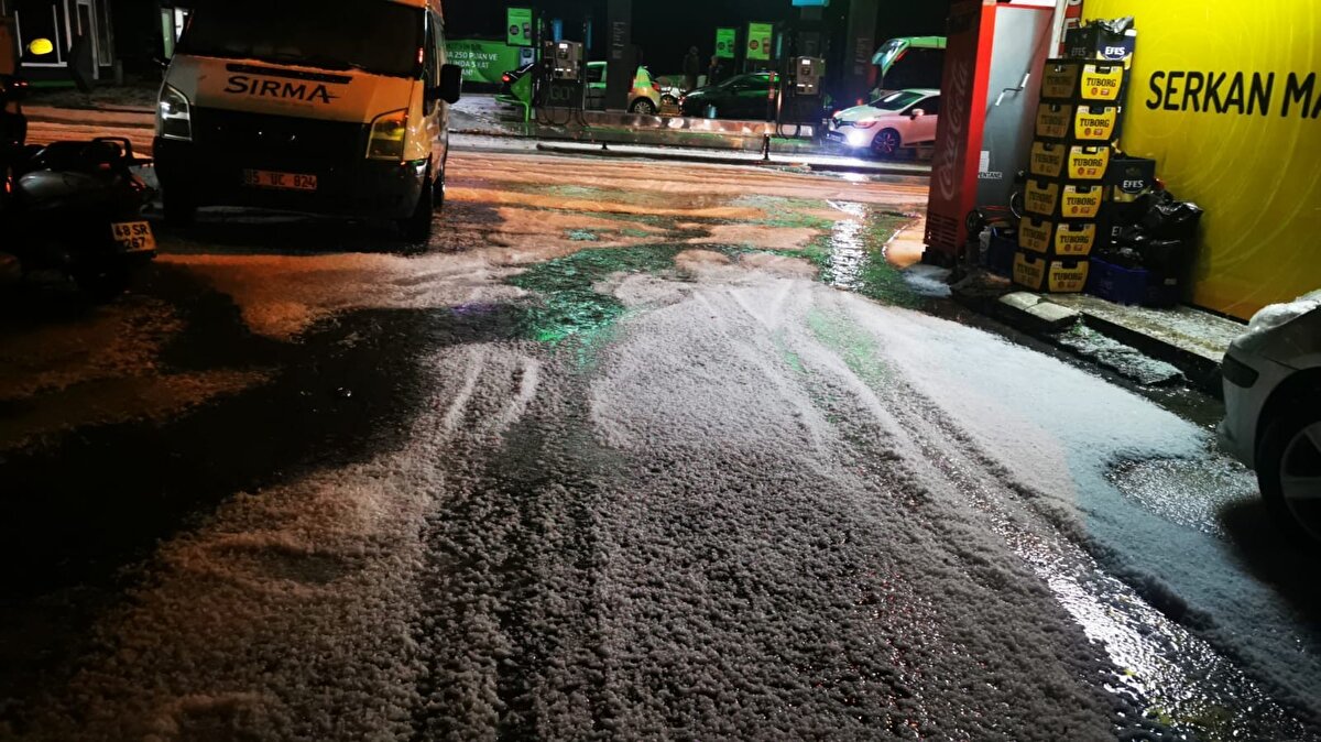 İlçe genelinde etkili olan ve her yeri kar yağmışçasına bembeyaz yapan dolu, yağışın yağmura dönmesi ile eriyip gitti. İlçede dolu sonrası oluşan manzara objektiflere bu şekilde yansıdı.