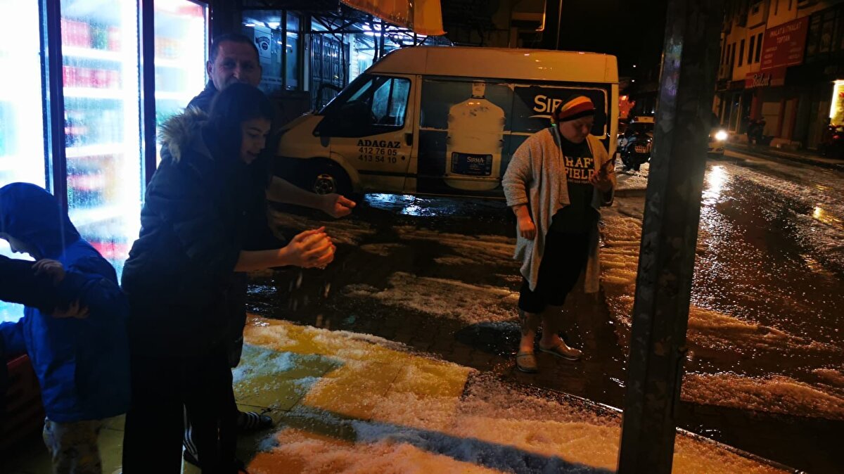 Saat 23:30'da başlayıp 24:00'e kadar devam eden dolu yağışı sonrası cadde ve sokakların beyaza büründüğünü gören vatandaşlar sokağa döküldü.