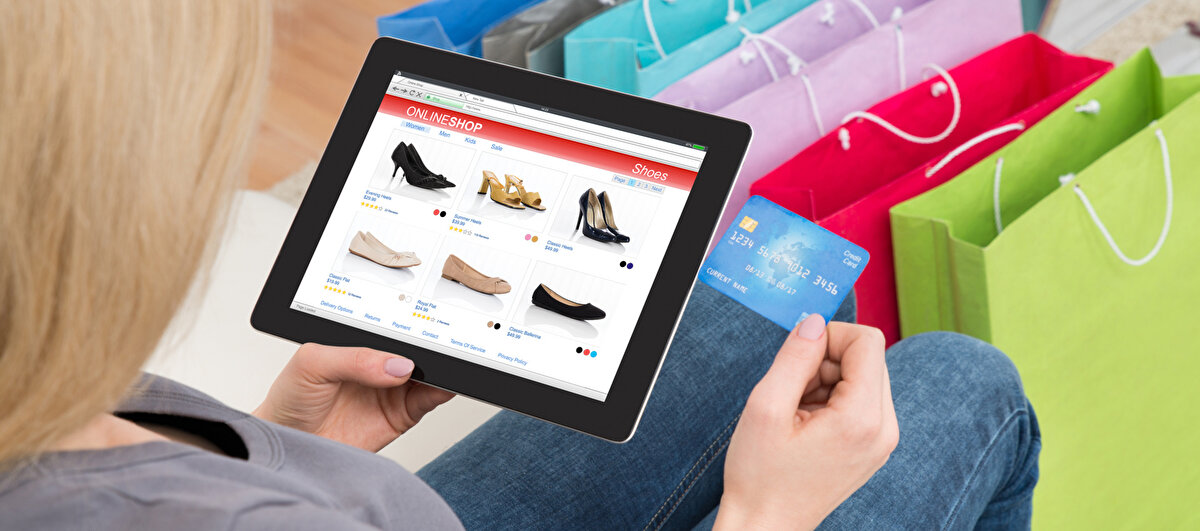 İnternet üzerinden alışveriş yapanların yaşlarına ilişkin verilere bakıldığında, 18-24 yaş grubundakilerin yüzde 36,2'si, 25-34 yaşındakilerin yüzde 33,4'ü, 35-44 yaşındakilerin yüzde 32,8'i, 45-54 yaşındakilerin yüzde 23,4'ü, 55-64 yaşındakilerin yüzde 16,6'sı, 65 yaş ve üzerindeki grubun da yüzde 10,2'si internet ve internet dışındaki diğer mesafeli yöntemlerle alışveriş yapıyor.<br>