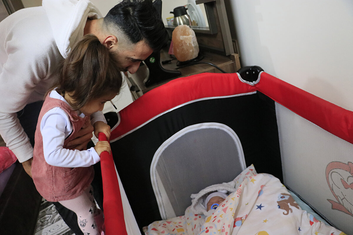 Kentte, mobilya sektöründe çalışan Güven Arslan ile Sibel Aslan (26) çiftinin geçen hafta erkek bir çocukları dünyaya geldi.