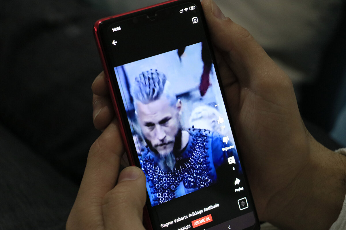 Diziyi çok sevdiğini ve başkarakter Ragnar Lodbrok'un gerçek hayatının kendisini etkilediğini belirten Arslan, bu durumda çok mutlu olduğunu söyledi.