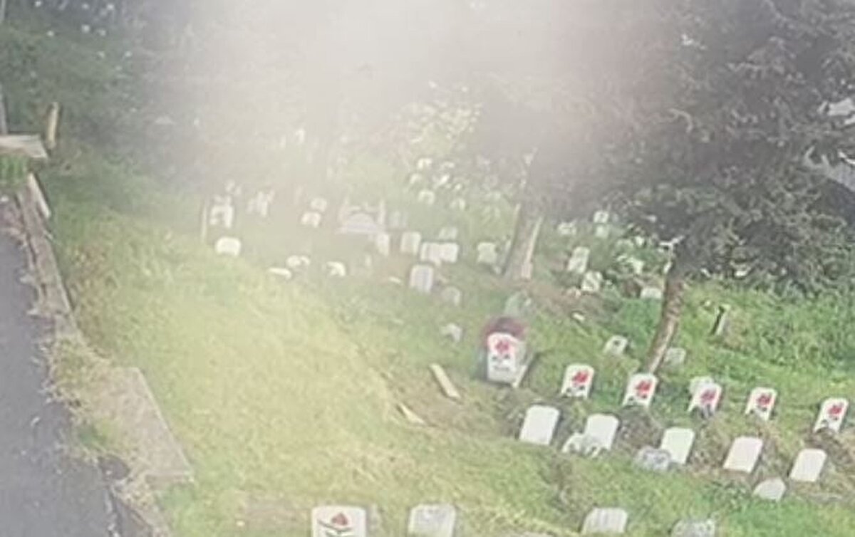 Çaldığı mezar taşlarını yol kenarında bekleyen otomobilinin bagajına koyan şahıs jandarma ekipleri tarafından olay yerinde suçüstü yakalandı. I.B. (52)isimli şahıs hakkında adli işlem başlatıldı. Helvacı Mahallesi sakinleri mahallelerindeki mezarlıkta yaşanan hırsızlık olayı karşısında adeta şok olurken hayatlarında ilk kez böyle bir olayla karşılaştıklarını söylediler.<br><br>