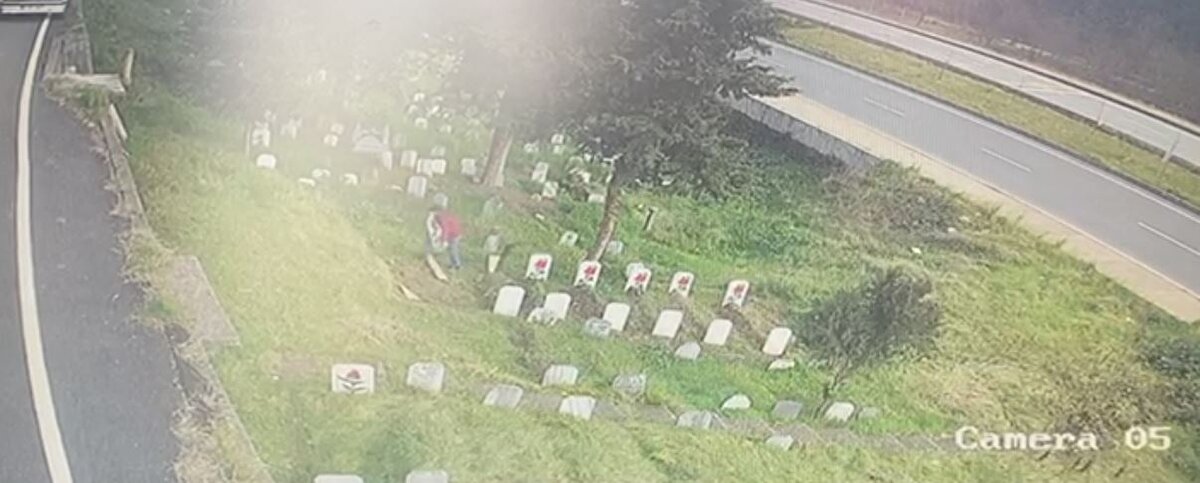 Helvacı Mahallesi sakinlerinden muhtar azası Ali Çolak, yaşananlar karşısında adeta şok olduklarını belirterek mezar başlığı çalınmasını ilk kez yaşadıklarını söyledi. Artık kefen de çalınsa, ona da inanacak hale geldiklerini belirten Çolak, "Burada mezar başlığı çalındı. Bizde şaşırdık, artık kefen çalındı deseler ona da inanacağız. Gelen önce mezarlıkta yeni başlıkları kontrol etti sonrasında da muhtarımızın annesinin mezarına gelerek orada bulanan bir başlığı koparttı. Daha sonra diğer mezar başlığını da alarak sağa sola baktıktan sonra başlıkların birini arabanın bagajına diğerini de koltuğuna üzerine koyarak öğle saatlerinde buradan ayrıldı. Daha önce de burada 6-7 ay önce iki mezar taşı daha çalınmıştı. Mezar başlığı çalındığını ilk defa görüyor duyuyorum" dedi.<br><br>