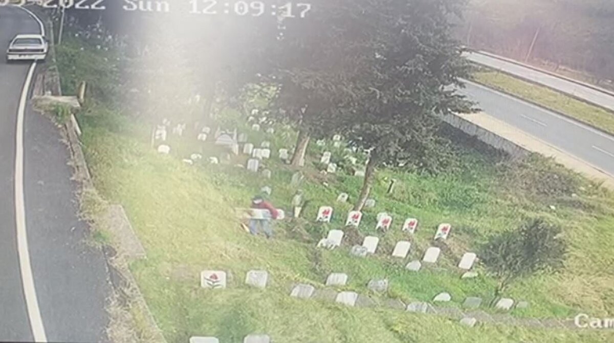 Hırsızlık olayından sonra bölgeye güvenlik kamerası takıldığını kaydeden Çolak, "Güvenlik kamerasını hırsızlık için taktırdık. Mezar taşları yeni idi. Burada şüphelendiğimiz kişiler oldu, onların da günahlarını aldık. Dolayısıyla kamera taktırdıktan sonra burasını kontrol altına aldık ve mezar taşını alan kamera sayesinde tespit edildi" diye konuştu.<br><br>