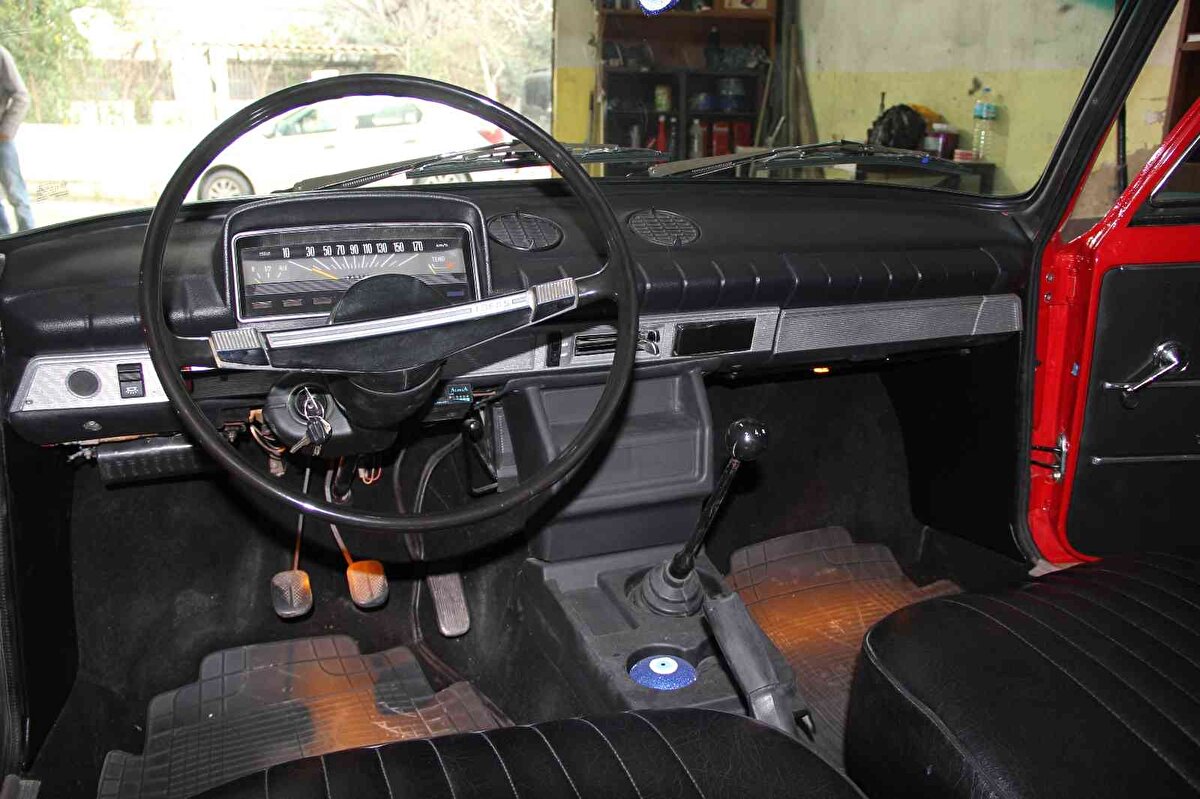 Bizim dededen beri mesleğimiz kaportacılık olduğu için restorasyonu ile ben ilgilendim. 1975 model olan aracımıza 130 bin lira gibi bir fiyat biçtik. Tepki gösterenler de oldu elbette ama sonuçta 2 seneden fazla bu araç için emek verdik, atıl durumda olan otomobili bu hale getirdik ve el emeği göz nurumuz oldu" sözlerine yer verdi.