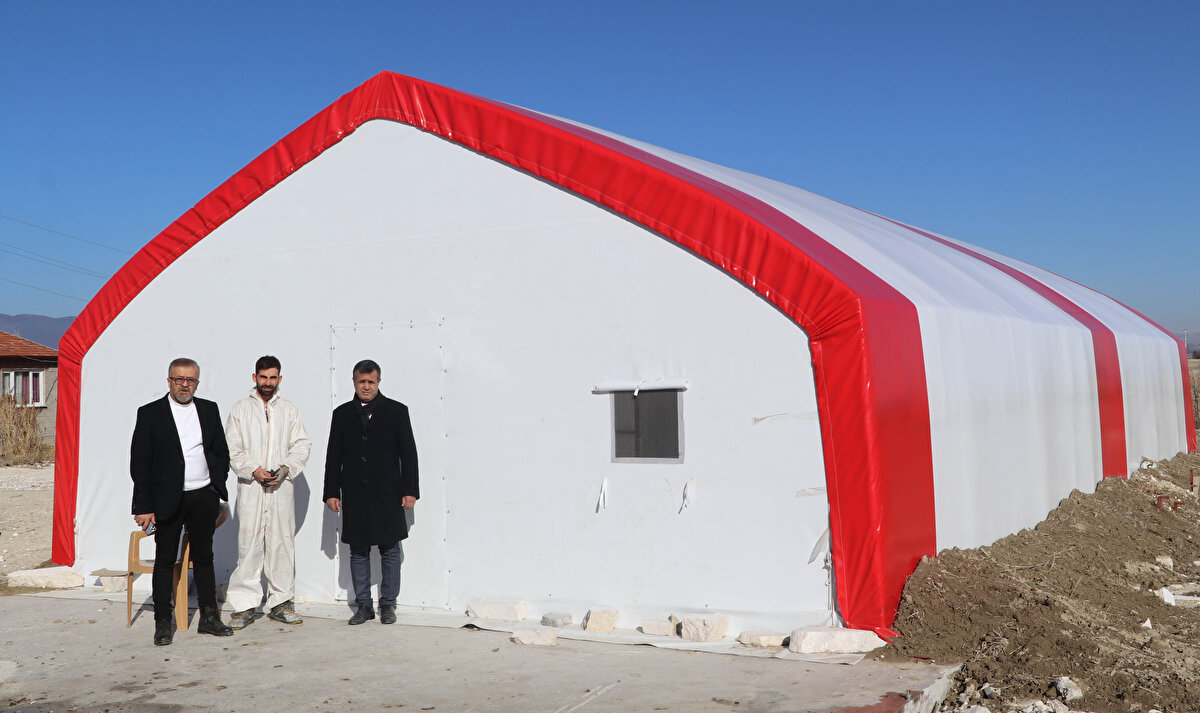 Daha önce istiridye mantarı hakkında bilgisi olmadığını belirten Mehmet Kelen, "İstiridye mantarını hiç bilmiyordum. Yemedim bile. Kültür ile istiridye mantarı yetiştiriciliğini araştırdım. Kültür mantarcılığında kompostu kendimiz hazırlayacağımız için zor olduğunu düşündüm. İstiridye mantarı üretimine yöneldim. 3 çadırda üretim yapıyoruz. Birisi kompost, ikisi üretim çadırı. Hedefim, 45 günde 10 ton üretim yapacak tesis kurmak. Bölgemizin mantar ihtiyacını karşılayacak üretim kapasitesine ulaşmayı hedefliyoruz" diye konuştu.