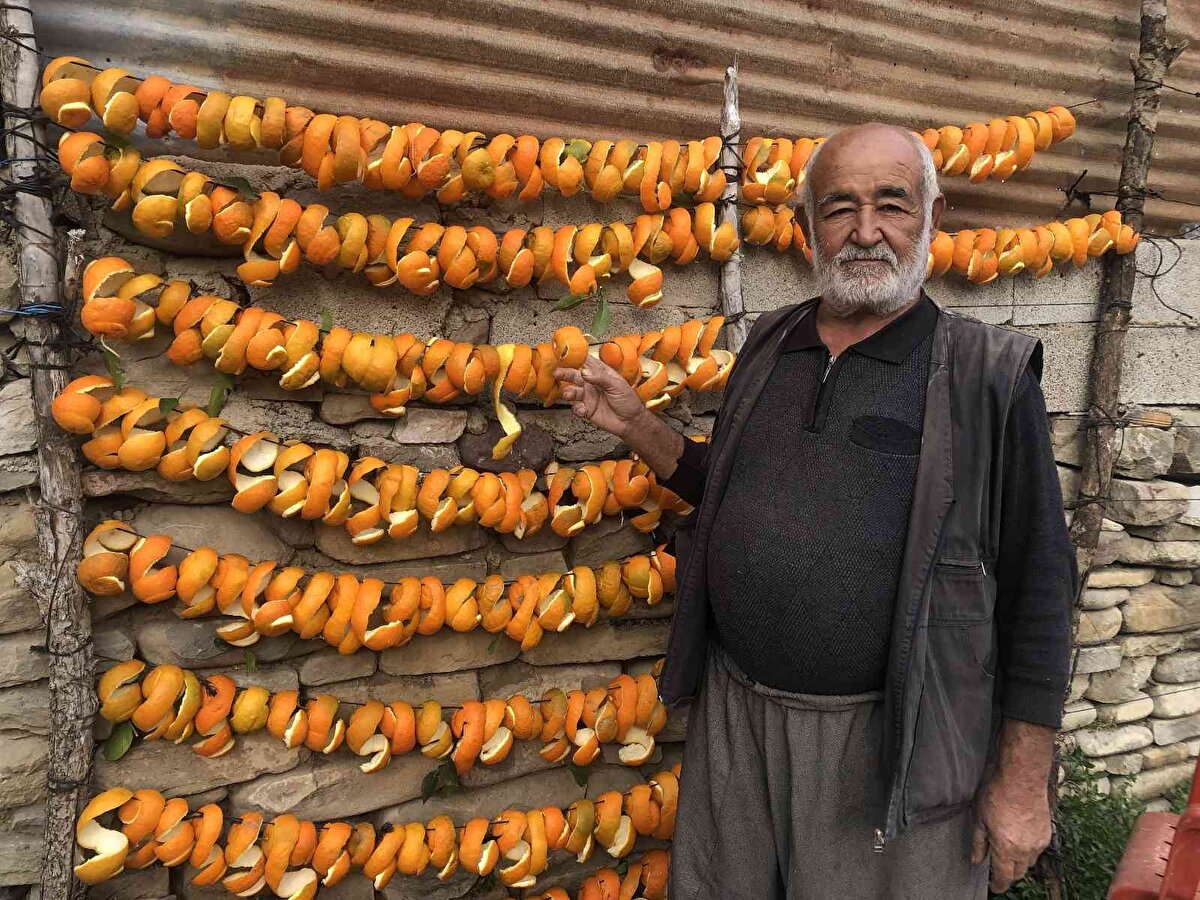 Bazı üreticiler bahçelerde topladıkları limon ve portakalları tek tek soyup kabuklarını iplere asarak kurutuyor.<br><br><br>