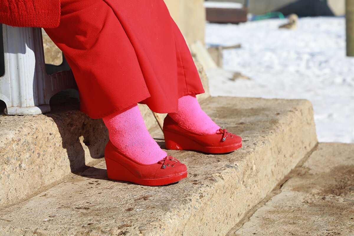 Caz, "Avusturya'ya kızımızın yanına gidecektik. Pasaport çıkaracaktık. Polis eşime, 'Teyze sen niye kırmızı giyiyorsun?' diye sordu. Eşim de 'Ben Türk bayrağıyım.' dedi. Hemen pasaport verdiler." diye konuştu.<br>