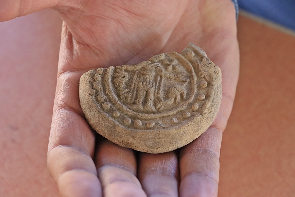 Buradaki azizin hikayesine gelecek olursak, azizin 3'üncü yüzyılın sonlarında Diocletianus döneminde Frigya Bölgesi'nde bir asker olarak bulunduğunu biliyoruz. Ancak aziz, Hristiyan olduktan sonra ve Diocletianus Hristiyanlara yapmış olduğu zulümden dolayı askerden ayrılmış ve inzivaya çekilmiştir.