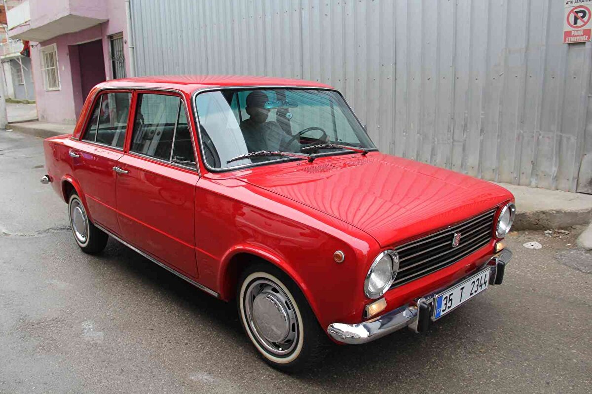 Hurda fiyatına satın aldıkları aracı el emeği göz nuru ile restore ettiklerini söyleyen Emre Koyuncu, araca 100 bin lira veren olduğunu; ancak fiyatı kabul etmediklerini söyledi.