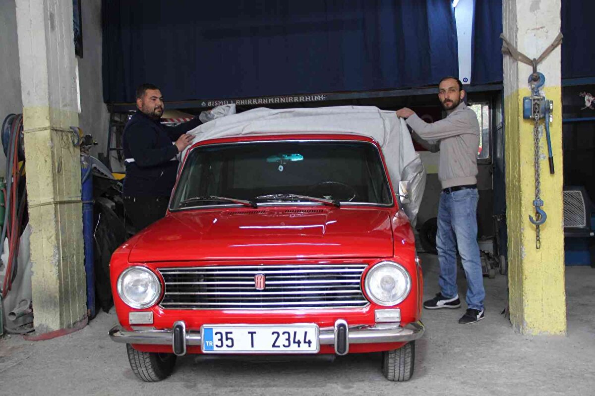 Hurda fiyatına satın aldıkları aracı el emeği göz nuru ile restore ettiklerini söyleyen Emre Koyuncu, araca 100 bin lira veren olduğunu; ancak fiyatı kabul etmediklerini söyledi.