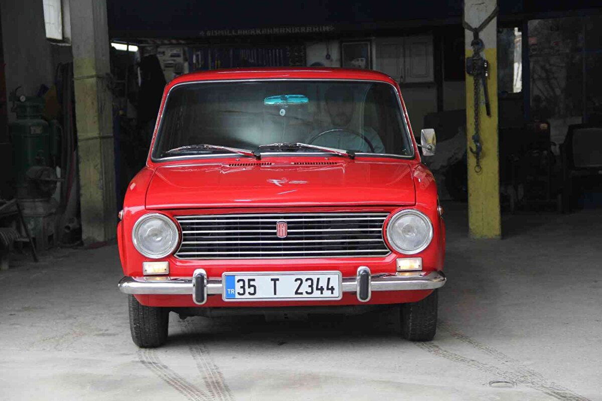 El emeği ile otomobilin tüm parçalarını orijinal parçalar ile yenileyen Koyuncu ve Karagöz, uzun zamandır garajda tuttukları ve gözleri gibi baktıkları araçlarını satmaya karar verdi. Hurda halinden lüks araca dönen araç şimdi 130 bin liraya alıcısını bekliyor.