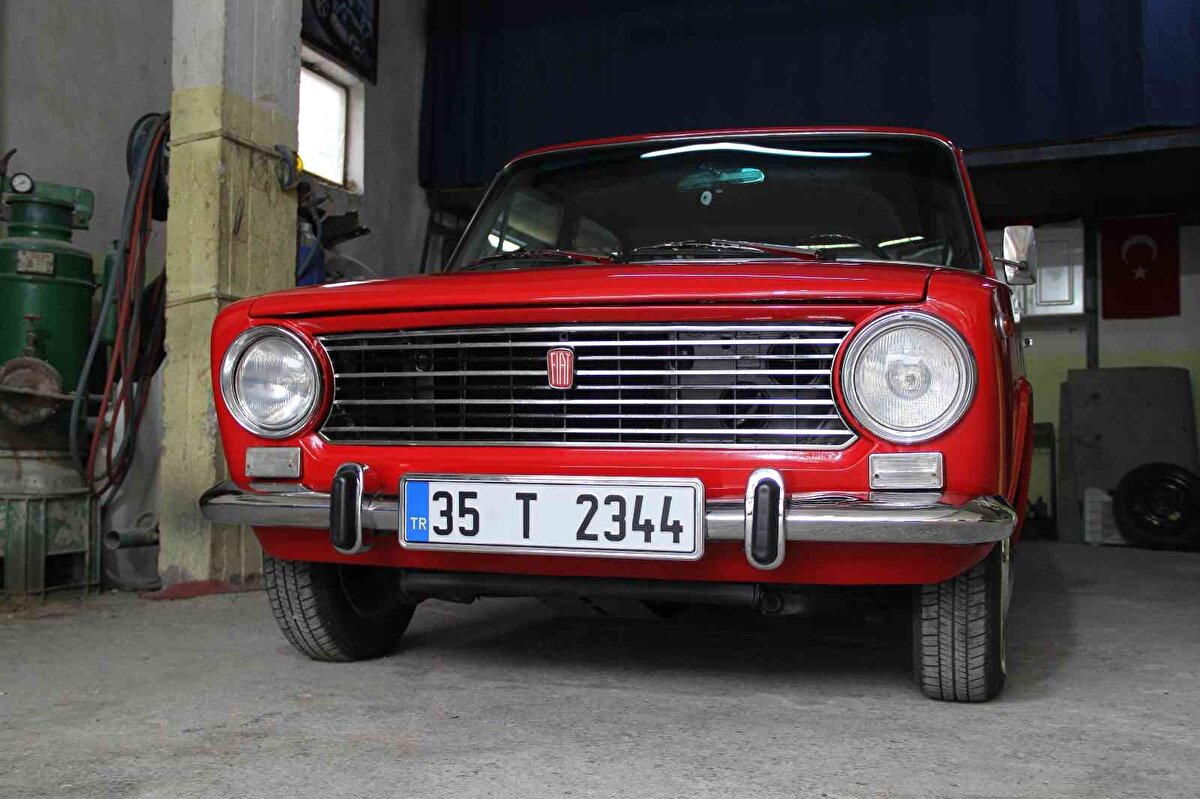 Aracı görenlerin yanına geldiklerini ve sürekli araç hakkında bilgi almak istediğin söyleyen kaporta ustası Doğan Karagöz ise 2 seneden fazla bir zamandır aracın restorasyonuyla uğraştıklarını, aracın gittiği her yerde ilgi odağı olduğunu belirtti. Karagöz, "Otomobili bu hale getirmek 2 seneden fazla zamanımızı aldı. Hurdalıktan aldığımız aracı ele emeği ile bu hale getirdik. Daha sonra evraklarını tamamladık ve muayeneye götürdük. Muayene istasyonundan içeri girdiğimizde adeta ortalık karıştı ve herkes arabaya doğru koşturdu. Gittiği her yerde ilgi odağı oldu aracımız. Bizim dededen beri mesleğimiz kaportacılık olduğu için restorasyonu ile ben ilgilendim. 1975 model olan aracımıza 130 bin lira gibi bir fiyat biçtik. Tepki gösterenler de oldu elbette ama sonuçta 2 seneden fazla bu araç için emek verdik, atıl durumda olan otomobili bu hale getirdik ve el emeği göz nurumuz oldu" sözlerine yer verdi.