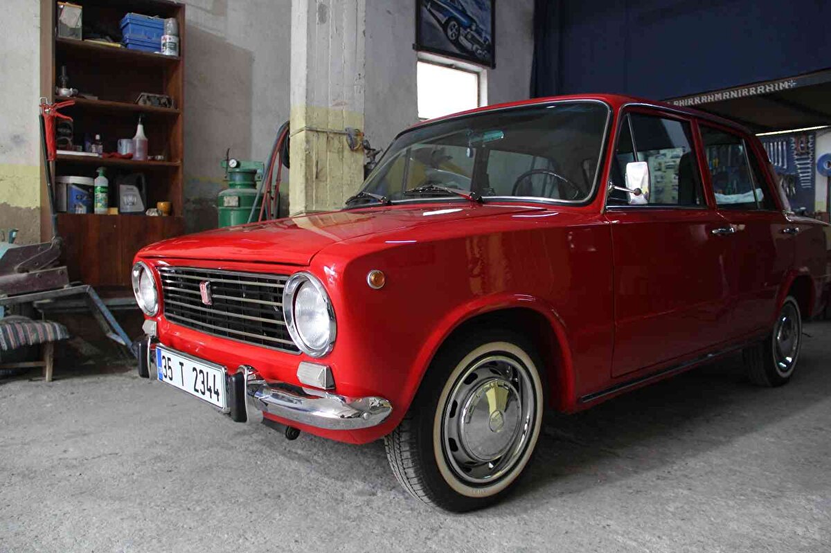 Önce tüm eski parçalarını soyup kuru kasa haline getirdik; ardından da orijinaline sadık kalarak bütün parçalarını yeni olarak temin ettik ve bu hale getirdik. Araca çok fazla merak var. Sürekli aracı satmayı düşünüp düşünmediğimizi, ne kadar fiyat istediğimizi soranlar oldu. Biz de bir fiyat belirledik kendi el emeğimizi de hesaba katarak ve 130 bin liradan satışa sunduk. 100 bin liraya kadar verenler oldu; ama fiyatı kabul etmedik" açıklamasında bulundu.<br><br>