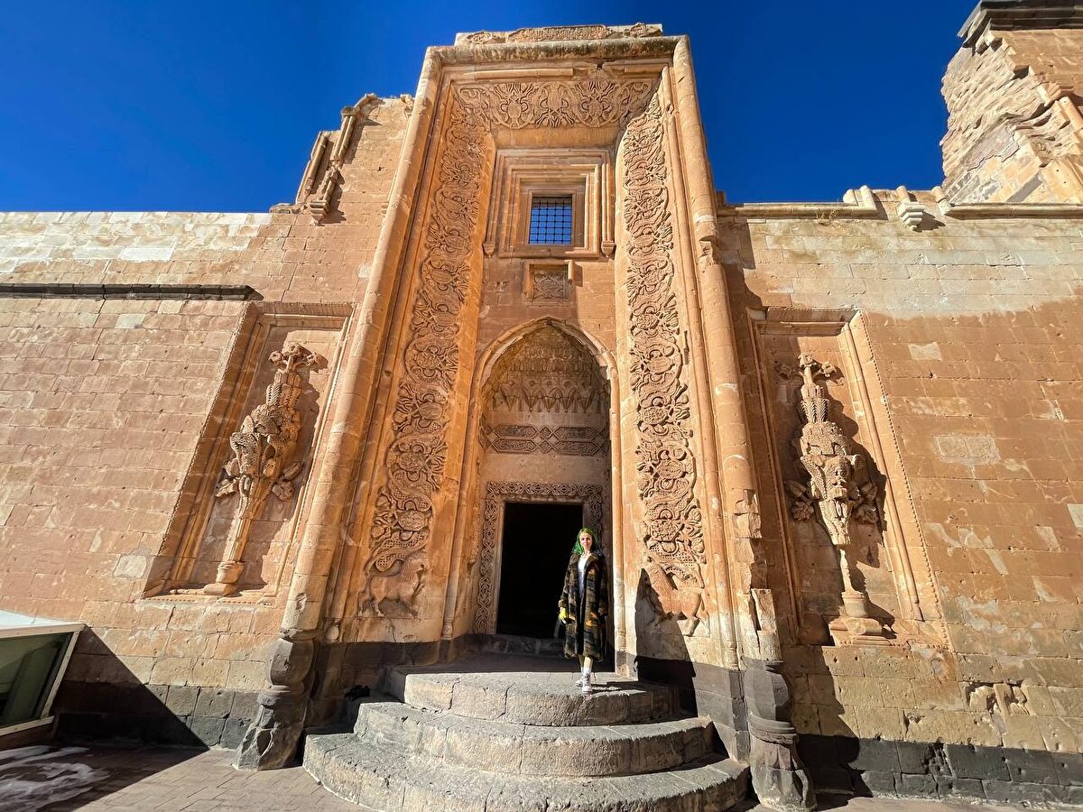 Doğu Anadolu Bölgesi'nin en görkemli tarihi yapılarından olan saray, tarihi eserleri, süslemeleri ve kartal yuvası görünümüyle ziyaretçilerini cezbediyor.<br><br>