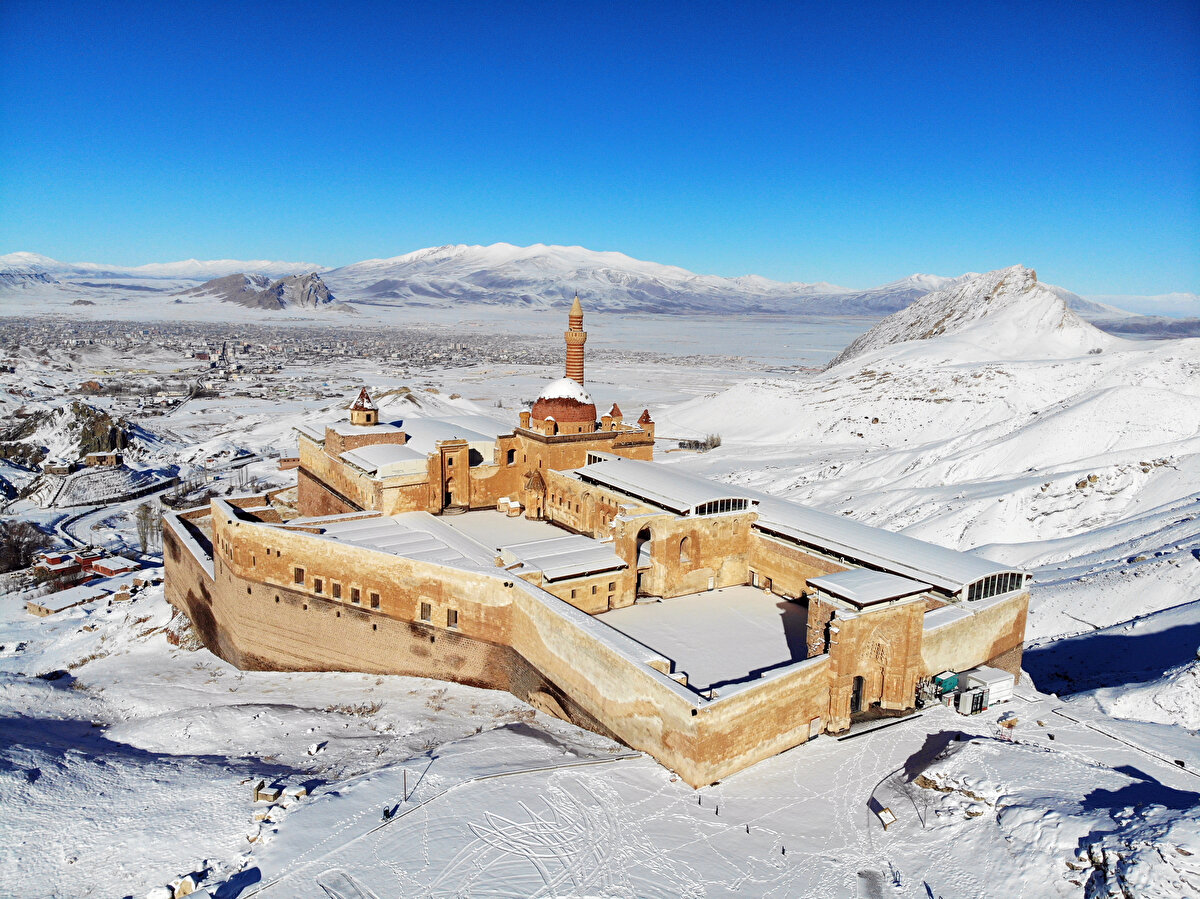 ​​​​​​​Kış koşullarının çetin geçtiği bölgedeki tarihi sarayda, geçmişte kullanıldığı tahmin edilen merkezi ısıtma sistemine dair izler bulunuyor.<br><br>