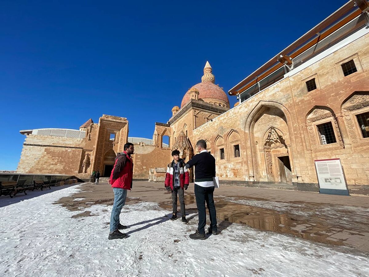 İlçenin 7 kilometre güneydoğusundaki 1900 rakımlı tepede yer alan 116 odalı tarihi saray, içindeki cami, surlar, türbe, iç ve dış avlular, divan ve harem salonlarıyla ilgi çekiyor.<br><br>