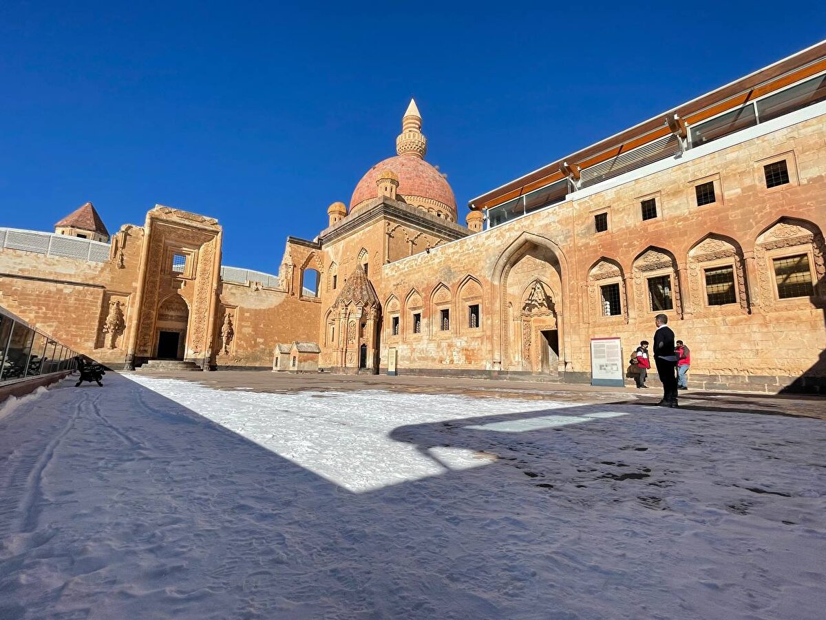 Karataş, sarayın çetin kış mevsimi ve iklim koşullarından olumsuz etkilenmemesi için yıllar önce restorasyondan geçirildiğini anımsatarak, sarayın bölge turizmi için çok önemli olduğunu dile getirdi. <br><br>