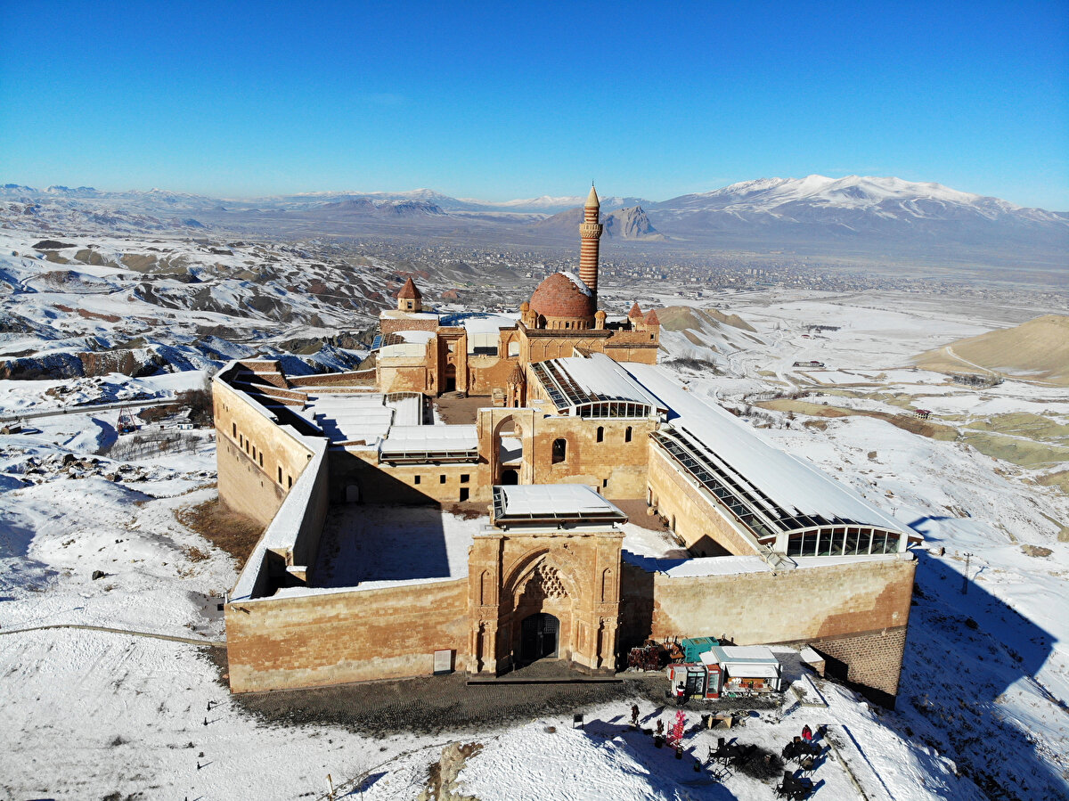"Hamam kısmında ve hamama bitişik olan birtakım ünitelerin, duvarlarının arasında kanallarla birbirine bağlandığını gördük" diyen Karataş, "O kanalların sarayın külhanında yanan ateşin dumanını tahliye eden kanallar olmadığı gayet açık ve dolayısıyla bu kanallar, bize o bölgenin merkezi ısıtma sistemiyle ısıtılıyor olabileceği izlenimini bıraktı. Bu konuyla ilgili kesin bir kanıya varmak zor" diye konuştu. <br><br>