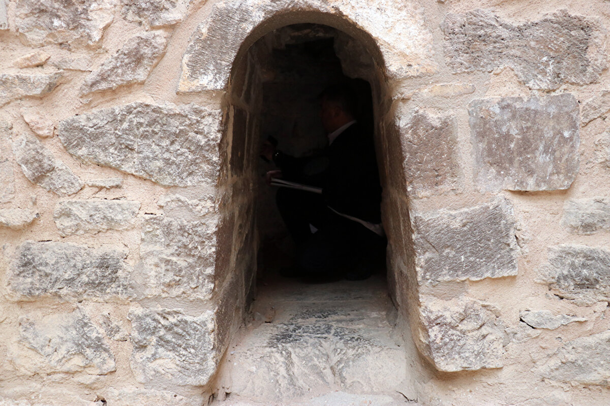 Osmanlı, Selçuklu, Barok ve Rokoko mimarisiyle yapılan sarayın çok uzun bir sürede tamamlandığını dile getiren Karataş, "Saray, uzun yıllar hükümet konağı olarak kullanılmıştır. Buranın Osmanlı, İran ve Rus sınırlarının kesiştiği nokta olması nedeniyle, özellikle 19. yüzyılda gerçekleşen İran ve Rus istilaları ile 1. Dünya Savaşı ile yaşanan savaşlar, hem sarayın mimari dokusunu büyük ölçüde bozmuş hem de bölgenin sosyo-ekonomik yapısını derinden etkilemiştir" diye konuştu.<br><br>