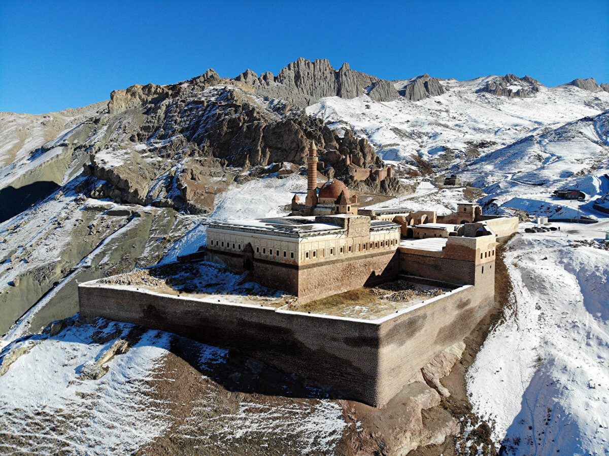 Osmanlı devlet geleneğinde başkentlerin dışında saray veya saray tipi kamusal mimarilerin yapımına izin verilmediğini ve bundan dolayı İshak Paşa Sarayı'nın çok önemli bir yapı olduğunu anlatan Karataş, "Yerinde yaptığımız incelemelerde, duvarlar arasındaki boşlukların özellikle topraktan yapılmış künkler şeklinde ısıtma kanalları olduğu izlenimini uyandırmaktadır. Bu konu üzerine daha derinlikli, alanın uzmanları ve belki de mühendislerin de yer alacağı bir ekibin çalışmasıyla bu ısıtma sistemi üzerinde daha ciddi tezler ileri sürülebilir" dedi.<br><br>