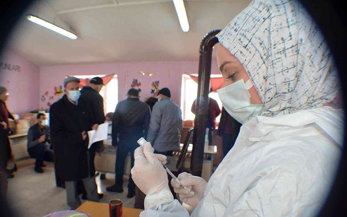 Kar, tipi ve soğuk havanın etkili olduğu bölgede araçların çıkamadığı yerlere zaman zaman yürüyerek gitmek zorunda kalan ekipler, ulaştıkları köylerdeki evlerde ya da okullarda soba etrafında ısındıktan sonra vatandaşları aşılamaya başlıyor.<br>